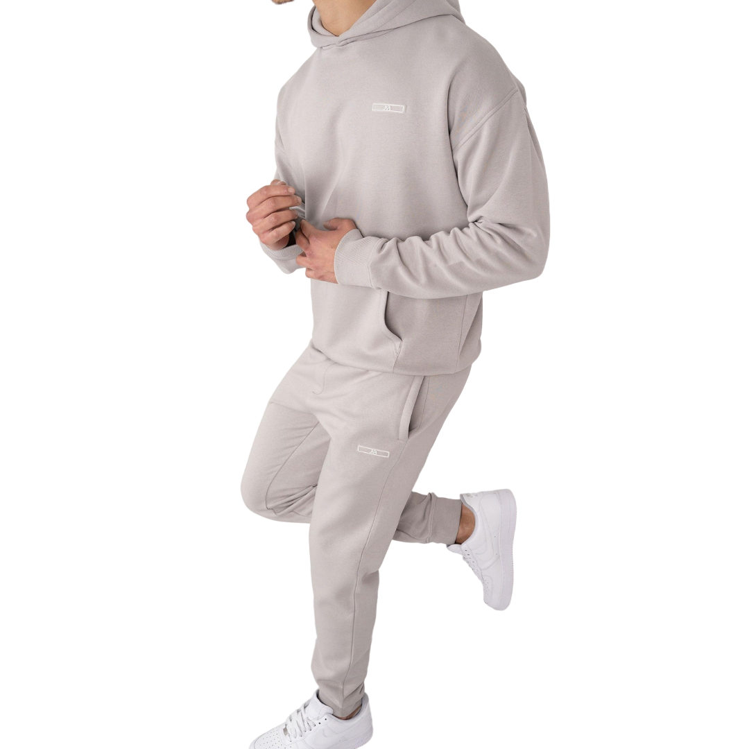 Herrträningsdräkt slim fit i modern passform. Bekväm och stilren för sportiga och avslappnade herrkläder.