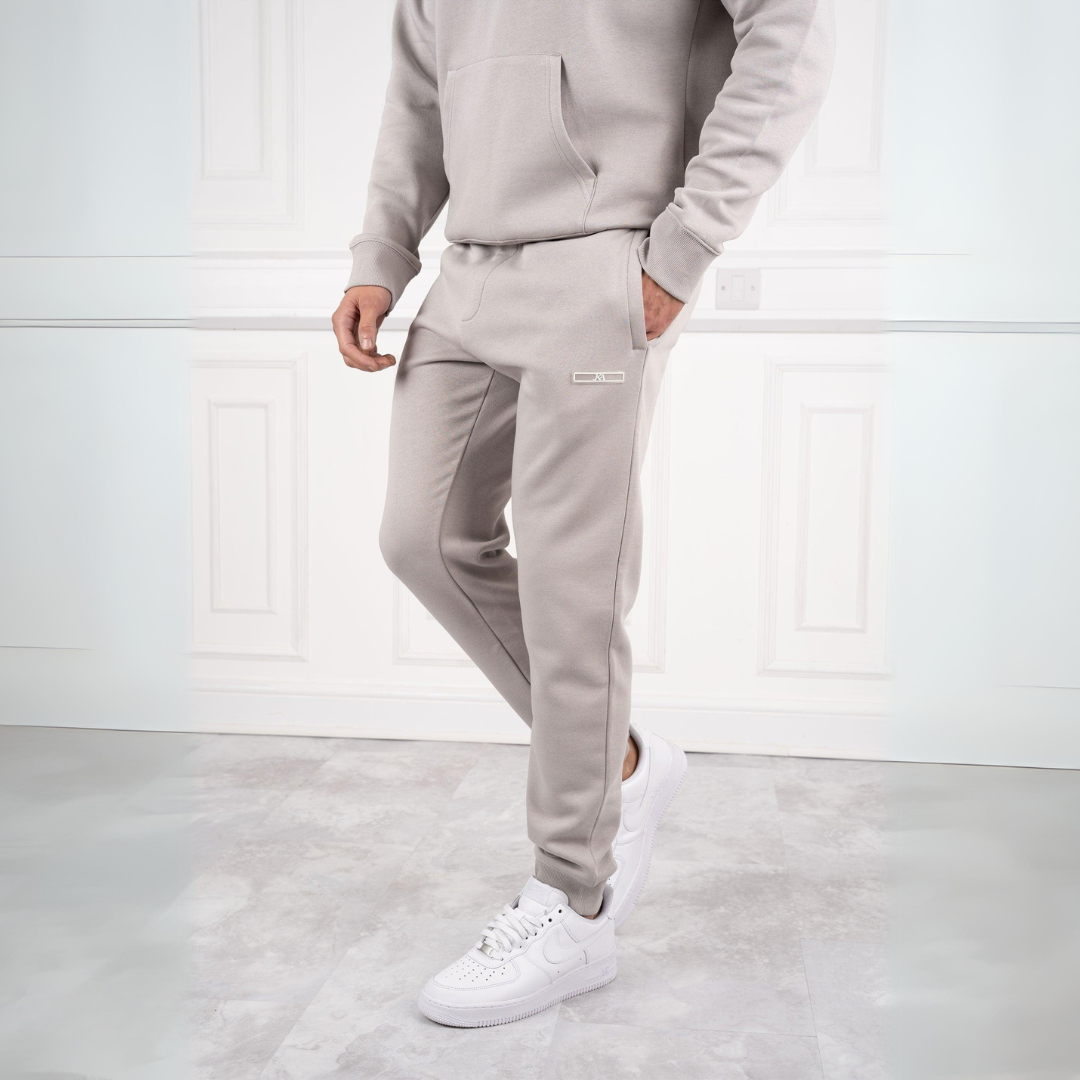 Bekväm och sportig herrträningsdräkt slim fit. Modern stil för träning, vardagslook och minimalistisk känsla.