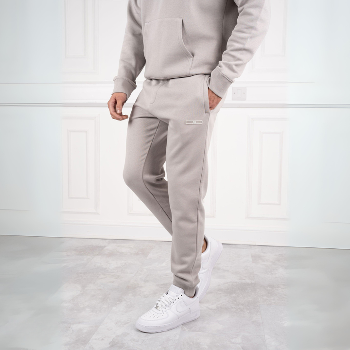 Bekväm och sportig herrträningsdräkt slim fit. Modern stil för träning, vardagslook och minimalistisk känsla.