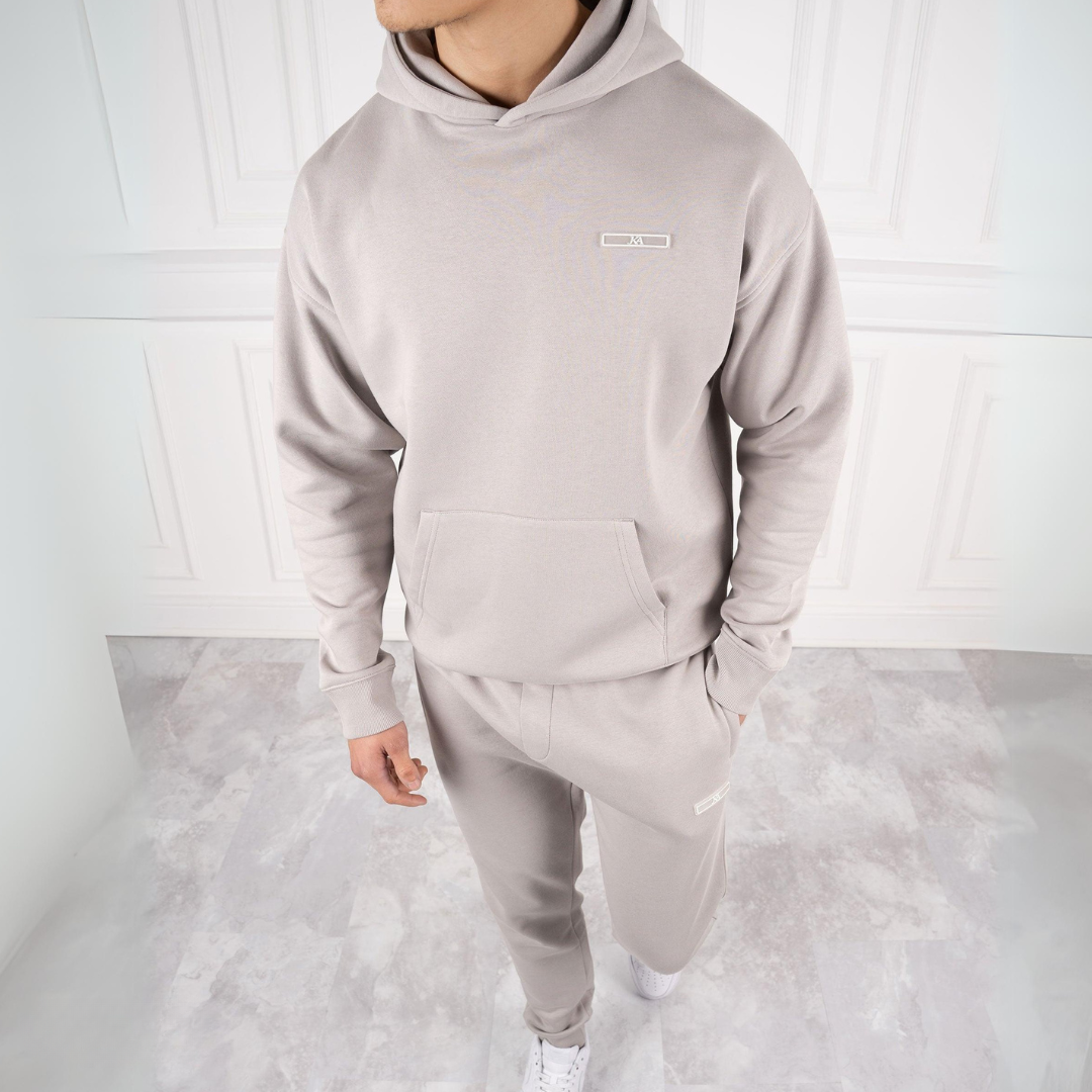 Modern herrträningsdräkt slim fit. Idealisk för komfort och stil, passar för avkoppling och aktivitet i vardagen.