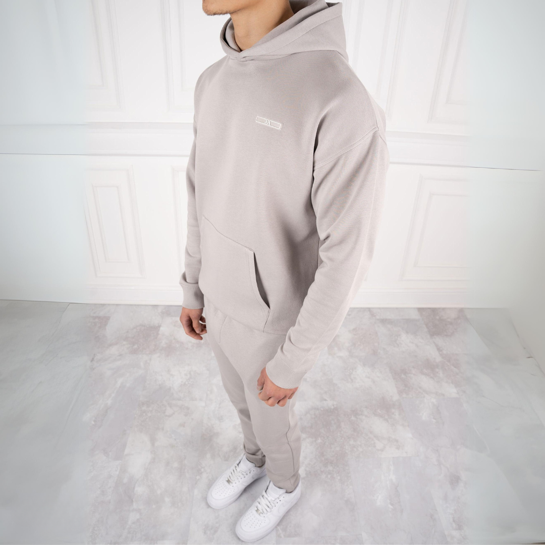 Komplett herrträningsdräkt slim fit. Minimalistisk design, bekväm för träning, vardagslook och sportiga herrkläder.