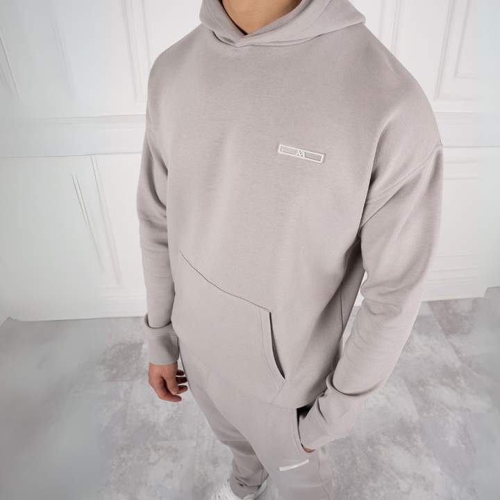 Stilren slim fit träningsdräkt för herrar. Modern och sportig design, bekväm för alla tillfällen och aktivitet.