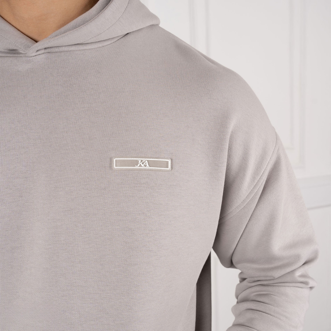 Man bär modern slim fit träningsdräkt. Perfekt för sportig och avslappnad vardagslook med minimalistisk stil.