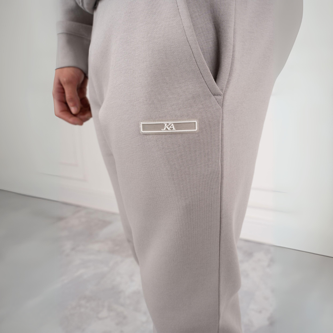 Herrträningsdräkt med bekväm slim fit passform. Ger en modern, sportig och stilren look för träning och avslappning.