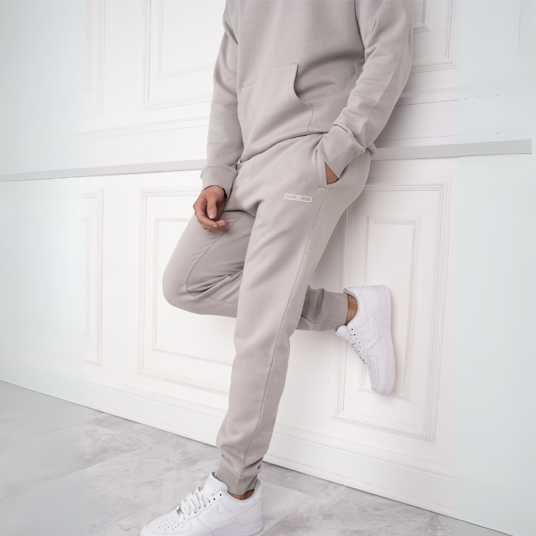 Elegant herrträningsdräkt slim fit. Minimalistisk design för maximal komfort och modern stil i herrkläder.