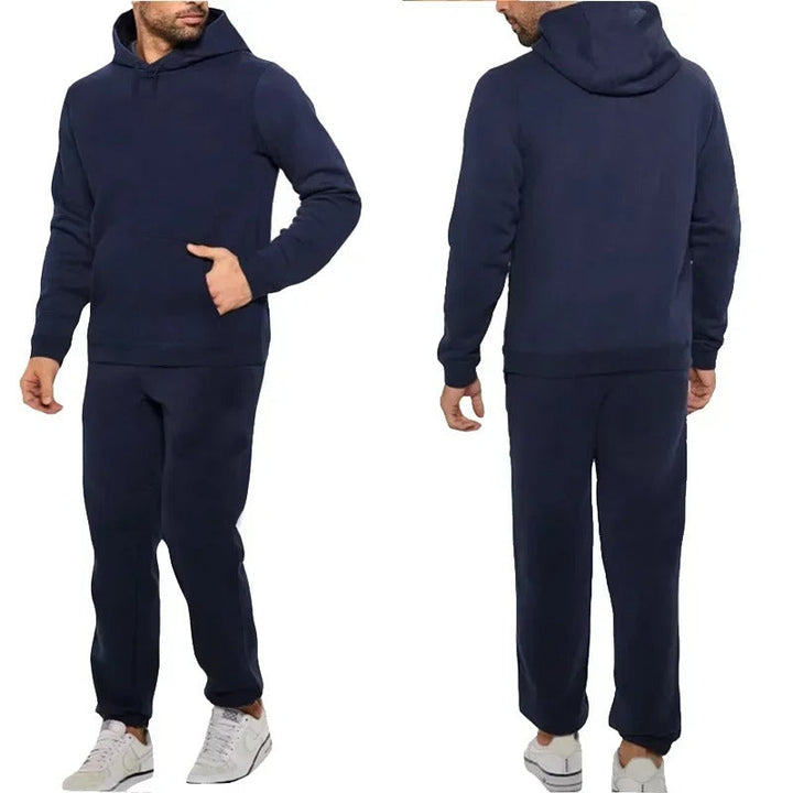 Närbild av mudd på joggingbyxor från herrträningsset, betonar passform och polyesterkvalitet.