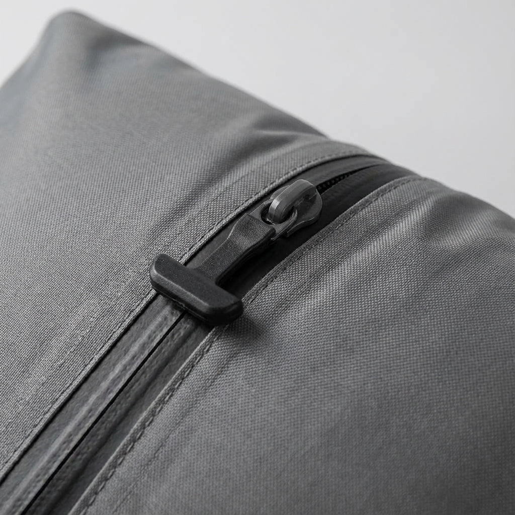 Öppen smart packorganisatör med fack för kläder, redo för komprimering. Vattentät och hållbar reseväska.
