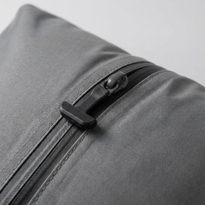 Öppen smart packorganisatör med fack för kläder, redo för komprimering. Vattentät och hållbar reseväska.