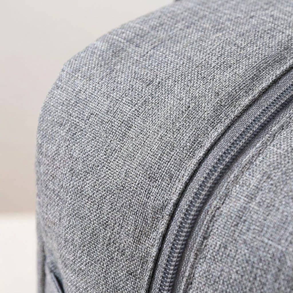 En person bär den lätta hopfällbara resväskan som handbagage på flygplatsen, smidig för resa.