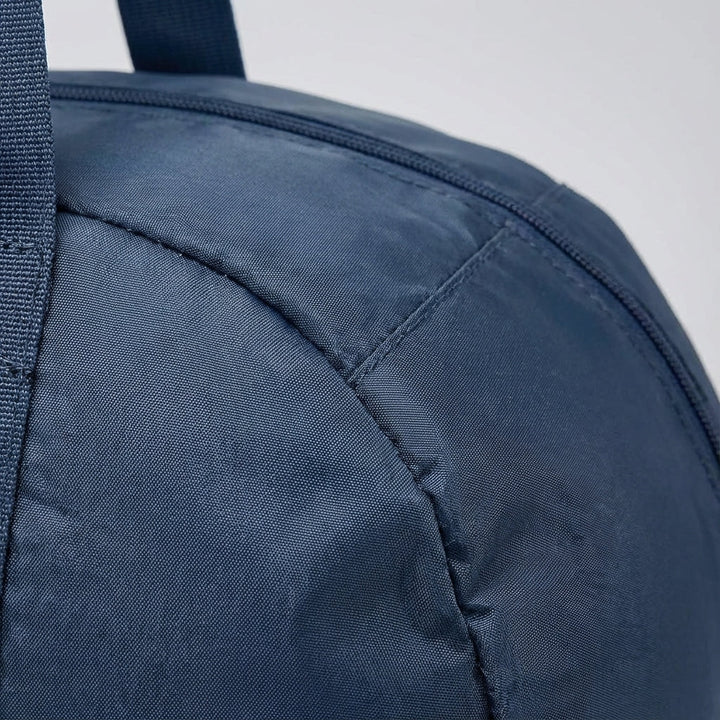 Vattentät duffelbag i slitstarkt oxfordtyg. Idealisk hopfällbar gymväska & reseväska för sport och weekendresor.