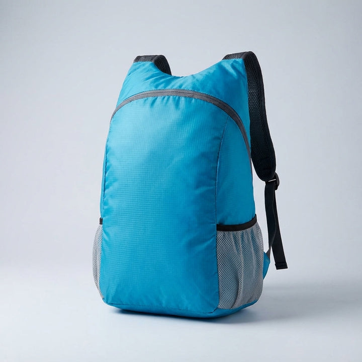 Rymlig hopfällbar ryggsäck fylld med kläder för weekendresa. Smart packning för alla äventyr.