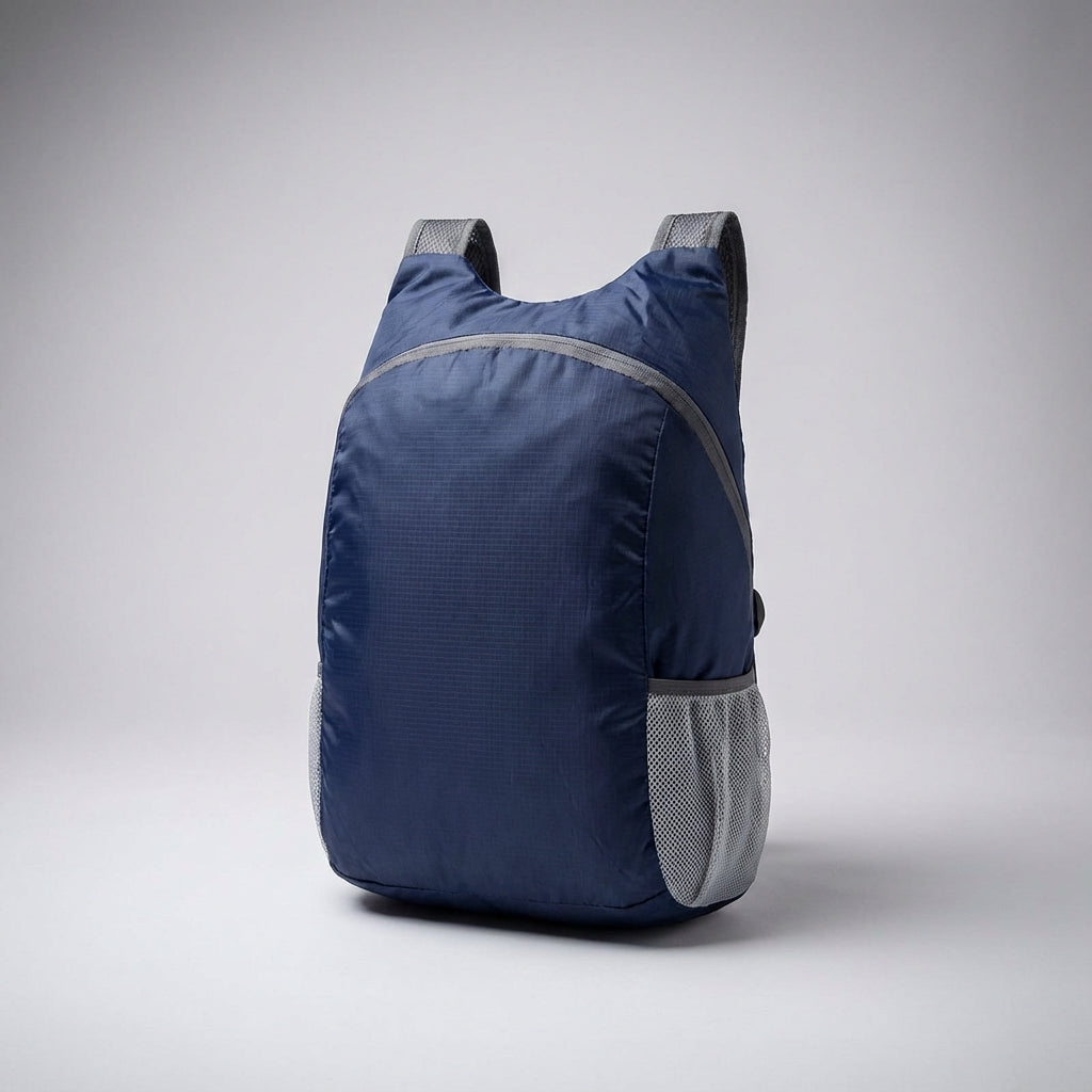 Stilren svart unisex ryggsäck, hopfällbar och ultralätt för alla resenärer. Modern design.