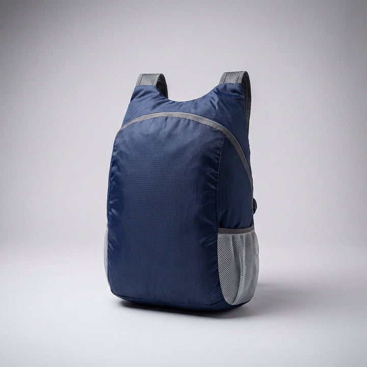 Stilren svart unisex ryggsäck, hopfällbar och ultralätt för alla resenärer. Modern design.
