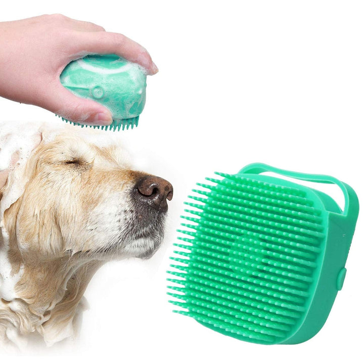 Hundbadborste med silikonpiggar för behaglig massage och effektiv pälsrengöring vid bad.