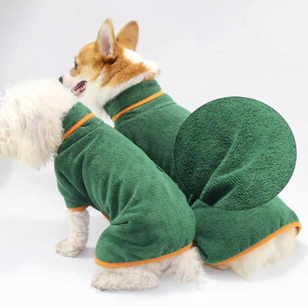Grå hundbadrock för efter bad som effektivt torkar hunden snabbt. Viktig hundaccessoar.