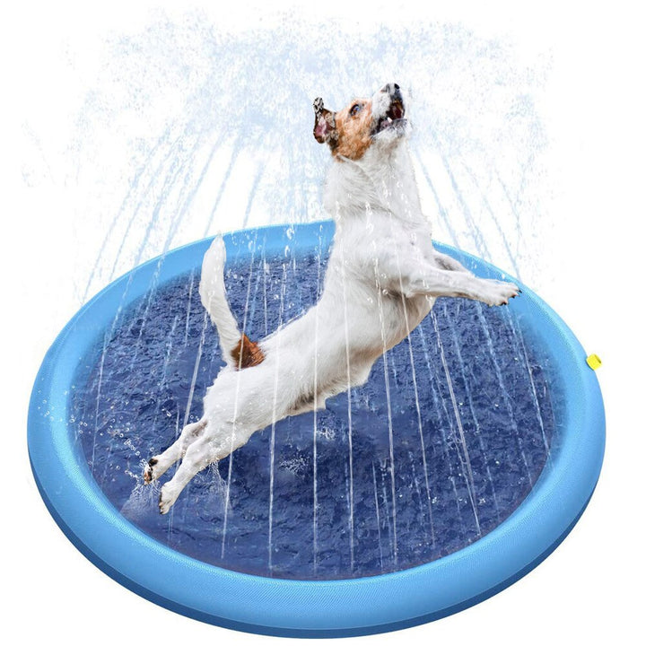 Husdjurspool med sprayfunktion för svalkande vattenlek. Perfekt hundpool för varma sommardagar utomhus.