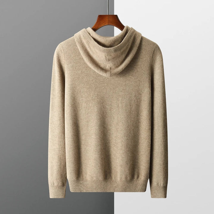 "Huvtröja i 100% merinoull, elegant och mjuk, perfekt för komfort och stil under kalla dagar."