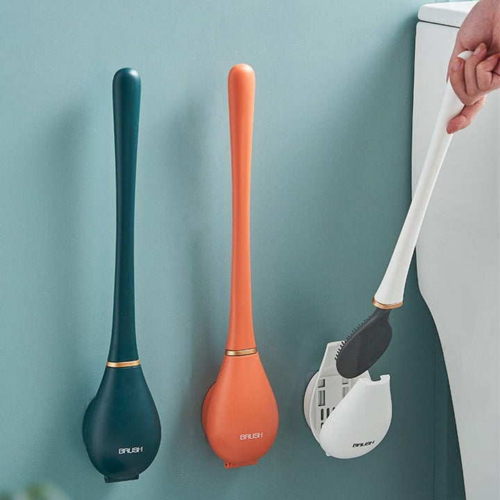 Ergonomisk toalettborste med väggmonterad hållare för enkel badrumsrengöring och hygienisk förvaring.