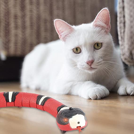Detaljerad ormleksak för katter, med realistiska rörelser tack vare smart interaktiv sensor.