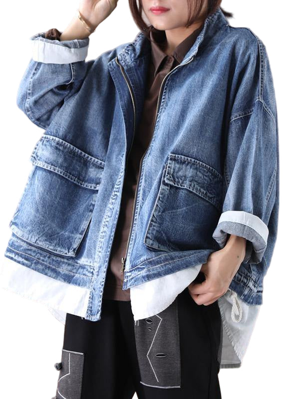 Jeansblå damkappa med ståkrage och silverfärgad blixtlås. Perfekt som stilrent ytterplagg för våren.
