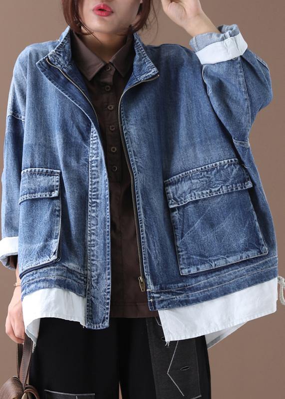 Elegant jeansblå damkappa med ståkrage, idealisk för vårmode och avslappnad sommarstil för kvinnor.
