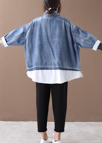 Modern jeansblå damkappa med trendig ståkrage och praktiskt blixtlås. Ett måste i kvinnors garderob.