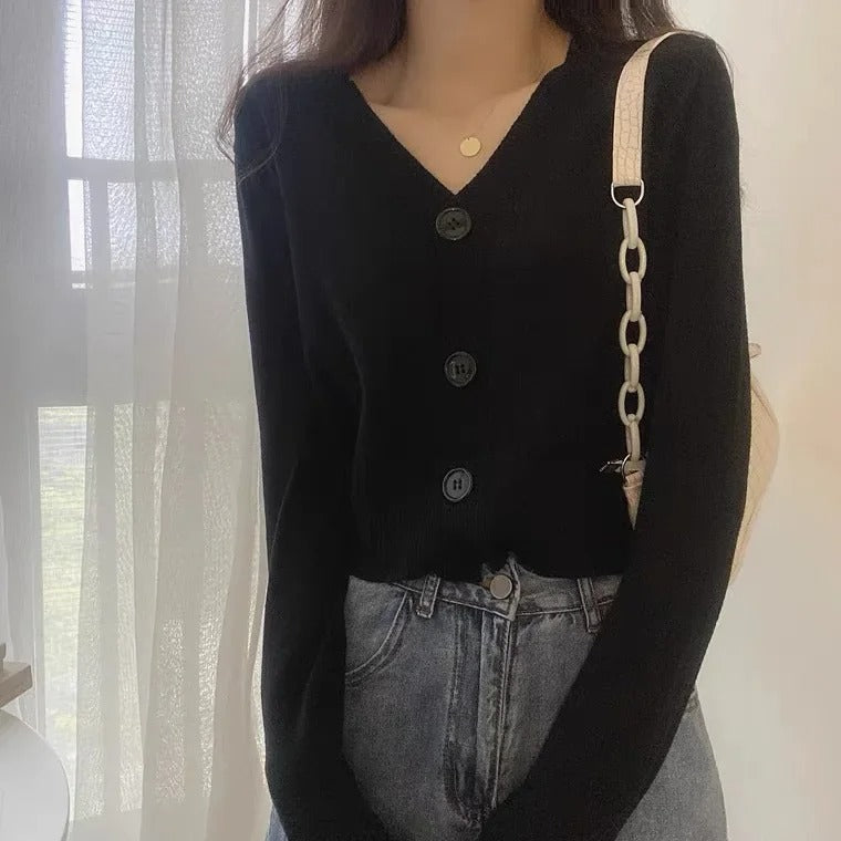 Härlig kabelstickad damcardigan med V-ringning, ett måste för elegant och bekvämt stickat.