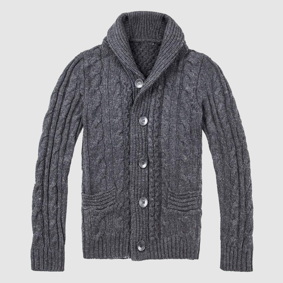 Bekväm kabelstickad herrcardigan med sjalkrage. Mångsidigt stickat plagg för herrmode.