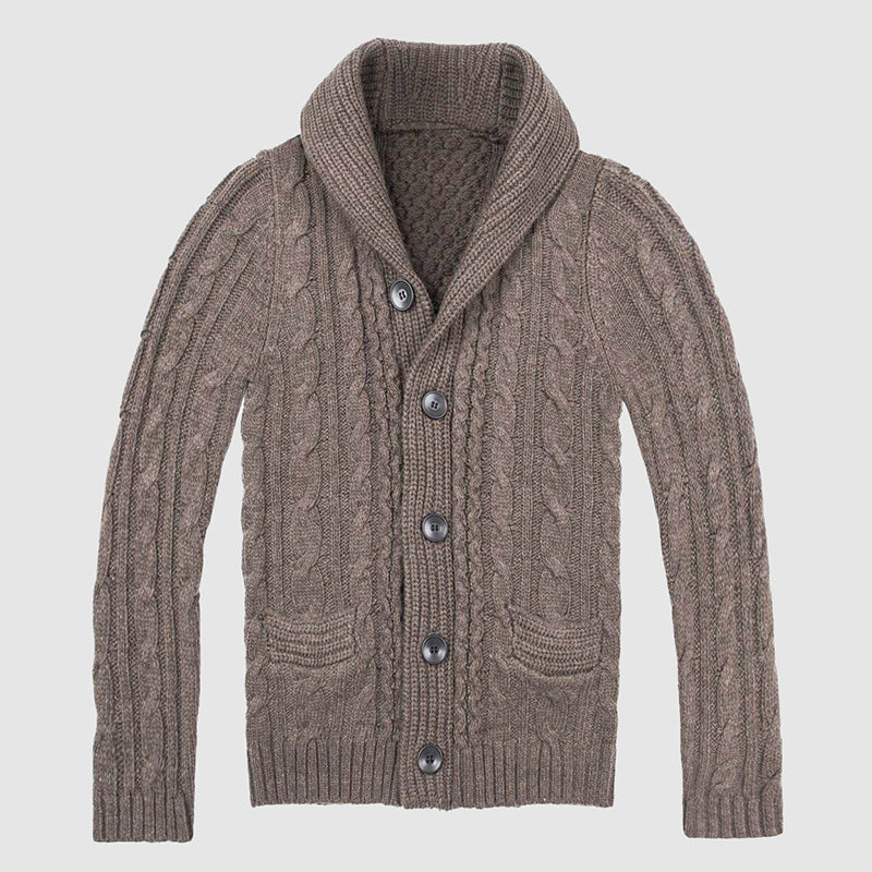 Elegant herrcardigan, kabelstickad med klassisk sjalkrage. En stilsäker del av höstgarderoben.