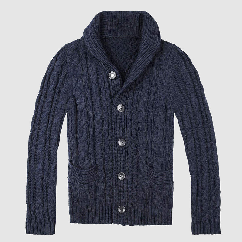 Tidlös kabelstickad herrcardigan med sjalkrage för snyggt vintermode. Varmt och bekvämt stickat.