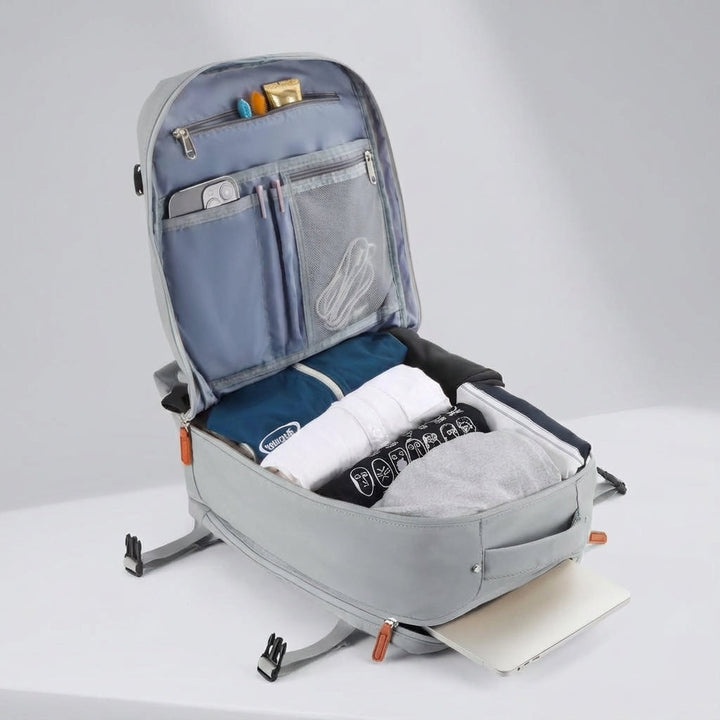 Interiör av LiteHaul ryggsäck som visar smart förvaring, organiserade fack & säkert laptopfack.