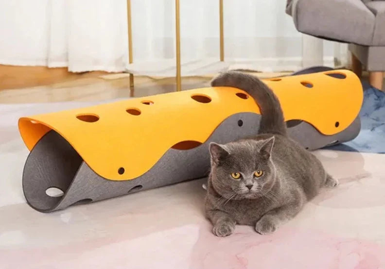 Avkopplande kattfilttunnel, perfekt för trötta katter. Samtidigt en spännande leksak för bus.