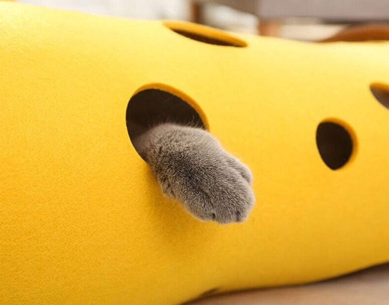 Hållbar kattunnel av filt, designad för lek och avkoppling. En populär kattleksak för aktiva katter.