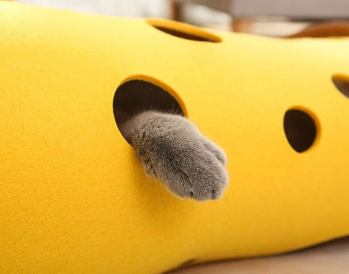 Hållbar kattunnel av filt, designad för lek och avkoppling. En populär kattleksak för aktiva katter.