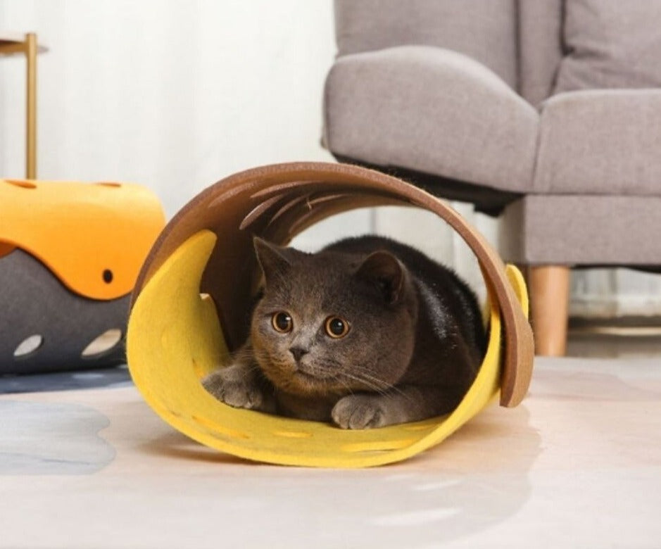 Filtbeklädd kattunnel som kattleksak. Ger katten en stimulerande miljö för lek och skön avkoppling.