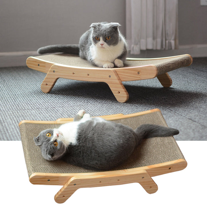 Klösträd i obehandlat trä med mysig kattbädd, en robust klösbräda för aktiva katter. Djurvänliga kattsaker.