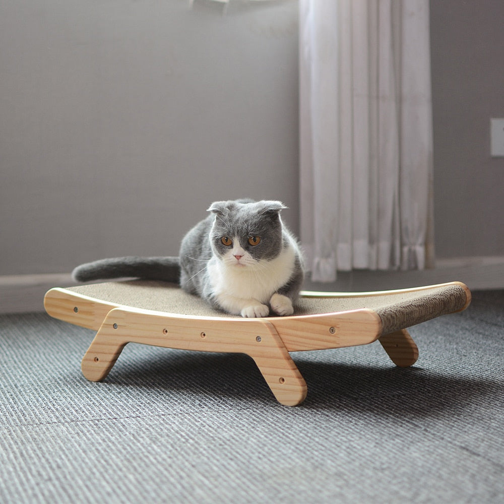 Katt som klöser på det naturliga träet i klösträdet, visar dess hållbarhet och funktion. Essentiella husdjurstillbehör.