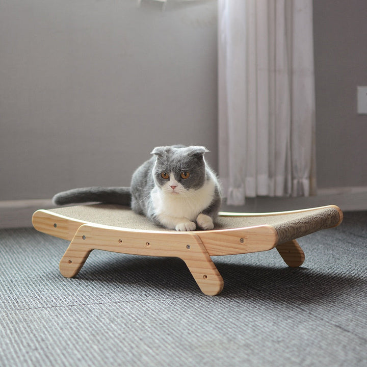 Katt som klöser på det naturliga träet i klösträdet, visar dess hållbarhet och funktion. Essentiella husdjurstillbehör.