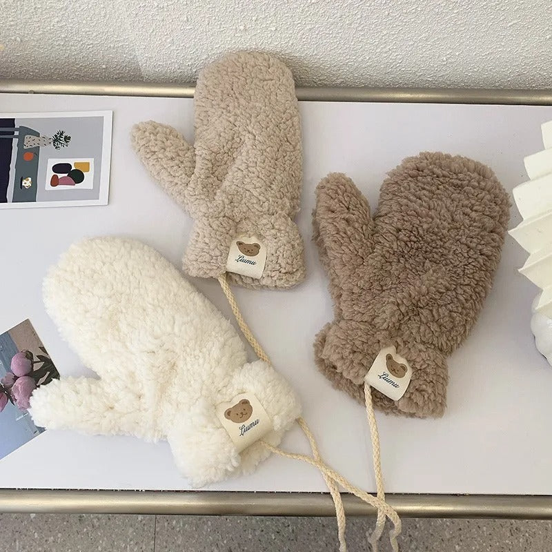 Trendiga fingerlösa kawaii vantar för kvinnor. Varma accessoarer med söt björndesign för vinterlooken.