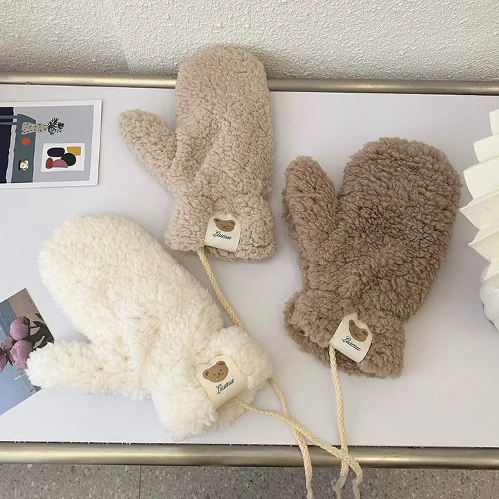 Trendiga fingerlösa kawaii vantar för kvinnor. Varma accessoarer med söt björndesign för vinterlooken.