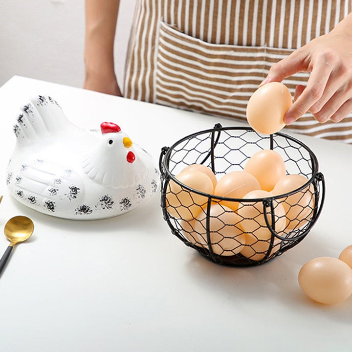 Två keramiska äggkorgar kycklingdesign, olika storlekar, förvaring och dekor för hemmet