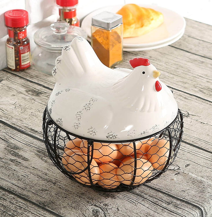 Keramisk äggkorg på köksbänk, fylld med färska ägg, elegant och funktionell inredning