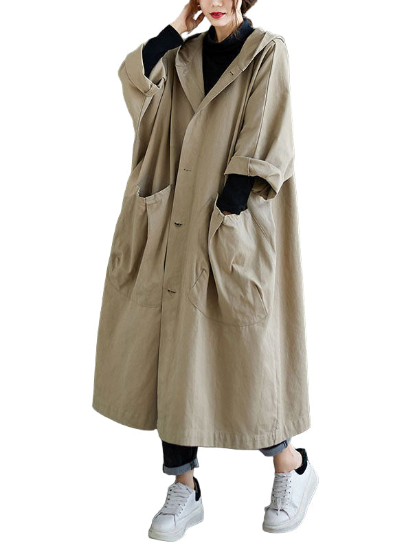 Khakifärgad damkappa med huva och stora fickor, perfekt som vår- eller höstkappa för en chic look.