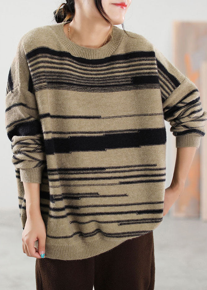 Stilfull randig stickad damtröja i khaki. Bekväm och modern topp, perfekt för avslappnad vinterstil.