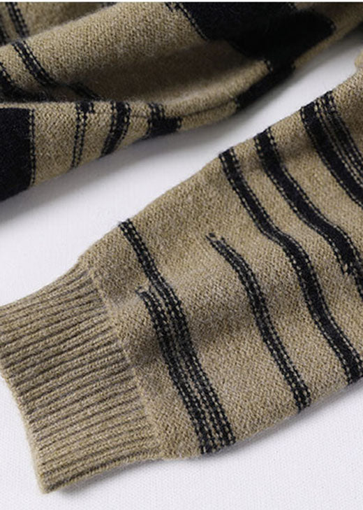 Kvinnors randiga stickade tröja i khaki. Modern och bekväm damtopp, idealisk för vinterkläder och avslappnad stil.