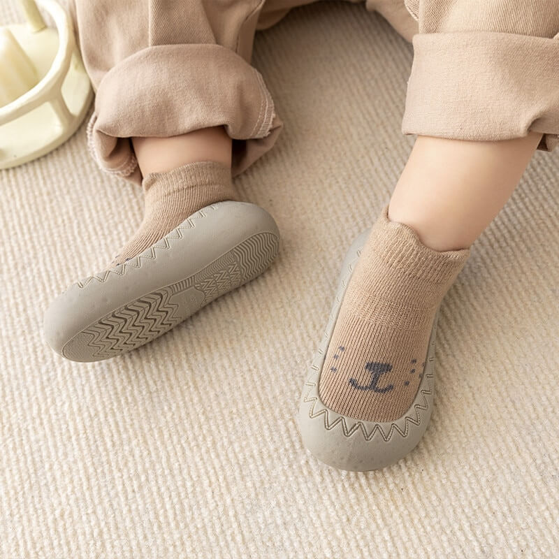 Bruna mjuka gummiskor för baby med bedårande tecknade mönster, slitstarka barnskor.