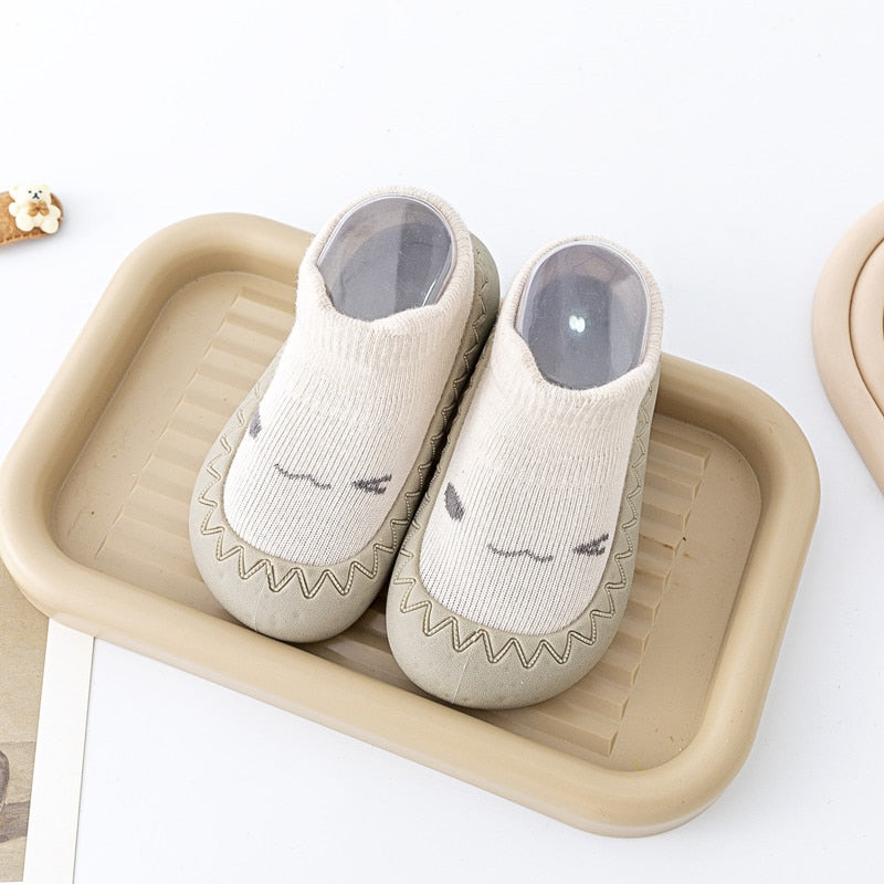 Flickskor för baby i khaki med tecknat mönster, mjuka och lätta för de första stegen.