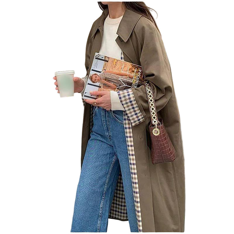 Khakigrön, rutig trenchcoat för kvinnor. Lång, elegant höstkappa, perfekt ytterplagg för klassisk stil.