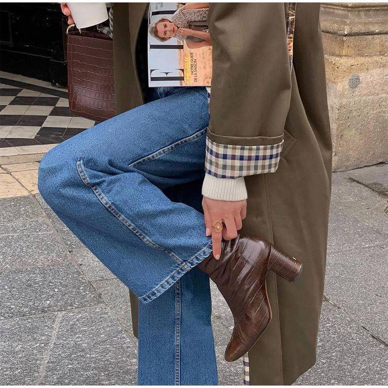 Elegant lång kappa för kvinnor. Rutig höstkappa i khakigrönt, en klassisk trenchcoat som ytterplagg.