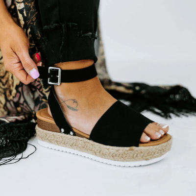 Beige kilklackssandaler med korsade remmar, eleganta platåskor för sommar.
